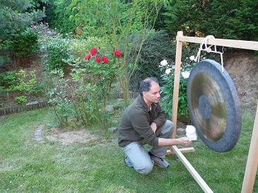 Juan dans le jardin.